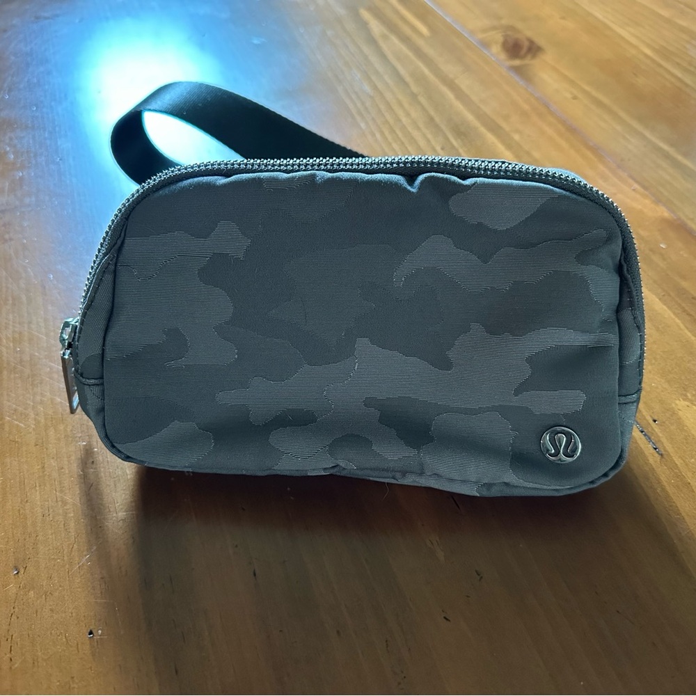 Lululemon Everywhere Belt Bag 1L Gray Camo